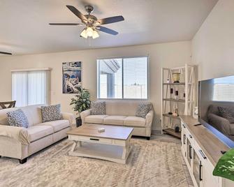 Modern Kingman Vacation Rental, 5 Mi to Dtwn! - Kingman - Soggiorno