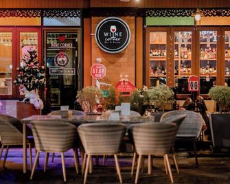 Ban Ao Thong - Trang - Bar