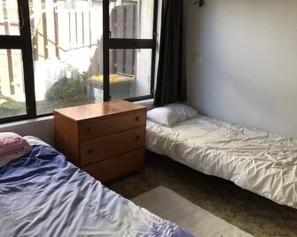 Superb beachside house, spot the surf rolling in.. - Mount Maunganui - Camera da letto