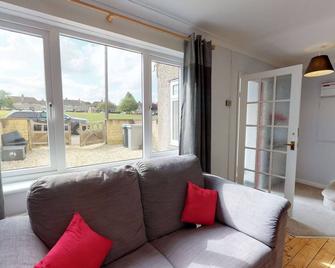 Taphouse Avenue - Witney - Living room