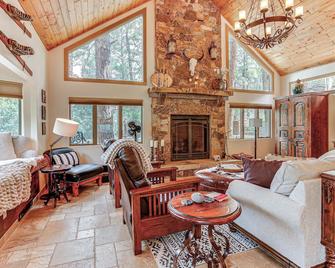 Luxe Ridgway Home w/ Mountain Views & Hot Tub! - Ridgway - Sala de estar