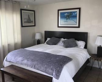 5 bedroom-5 second walk to Beach - Newport Beach