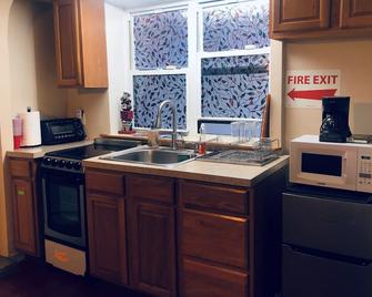 Austin Cove near subway, all shops, restaurants! - New York - Kitchen