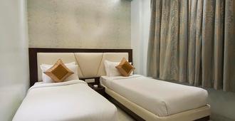 Central Residency Hotel - Varanasi - Phòng ngủ