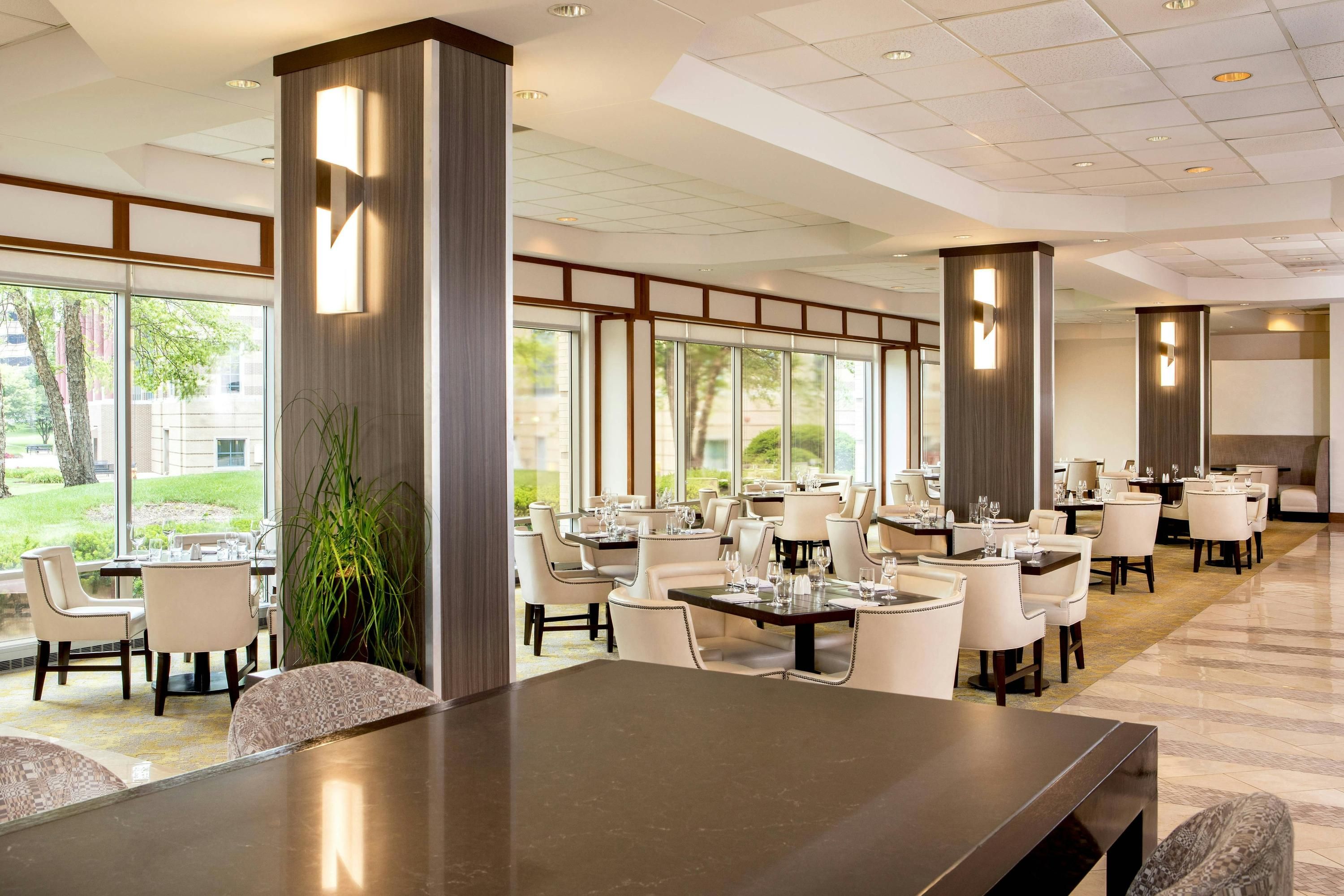 Sheraton Suites Chicago Elk Grove thumbnail 2