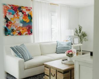 Charming Greenwich Getaway - Minutes From Metronorth Train To Nyc - Greenwich - Living room