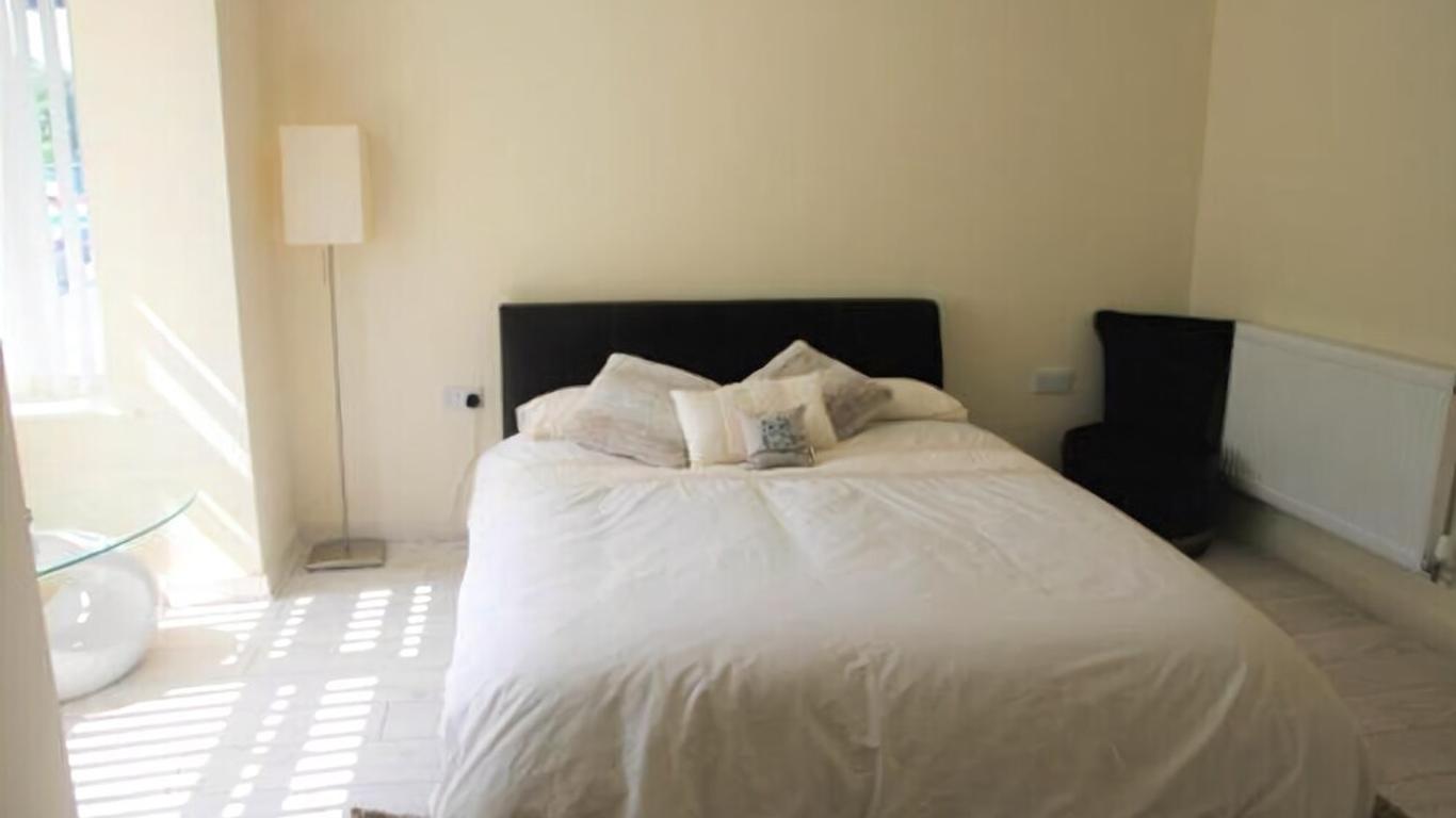 Quiet house beside Stansted Airport