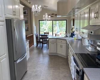 Spacious 4-bedroom 3-bathroom lake house on Shriner Lake in Columbia City. - Columbia City - Cocina