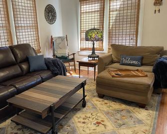 Etowah's Cottage - dog friendly, king beds, hiking, rafting, motorcycles - Etowah - Sala de estar