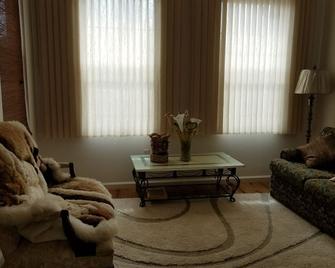 MI Casa Su Casa As We Say My House Your House - American Canyon - Living room