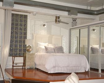 Unique, Contemporary Downtown Condo. - Shreveport - Habitación