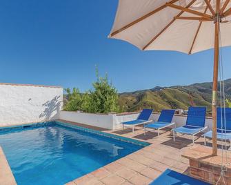 Only 2. 5 km from the village of Almáchar, this special vacation home is located among vines and oli - Almáchar - Piscina