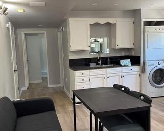 Renovated Suite 6 Minutes To Uvic And Beach – Modern Comforts & Pet-Friendly - Victoria