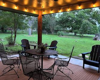 New! Spacious midcentury steps from the square in La Grange +15 min to Round Top - La Grange