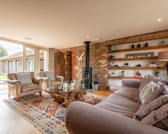 Horse Yard Barn, a truly unique, Norfolk holiday experience - Walsingham - Living room