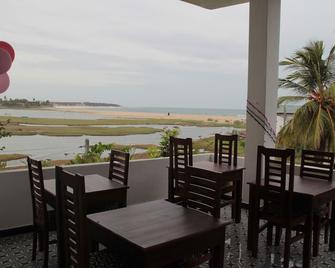 Sunset view beach hotel - Arugam - Restaurante