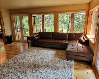 Custom A Frame Cabin -Firepit & Grill-Wifi & W/D- pet Friendly! close To Beach! - Port Orford - Sala de estar
