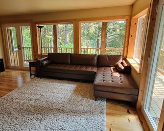 Custom A Frame Cabin -Firepit & Grill-Wifi & W/D- pet Friendly! close To Beach! - Port Orford - Sala de estar