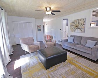 3-bedroom house near Forsythe. Pet friendly! Fenced yard. Perfect for groups! - Monroe - Huiskamer