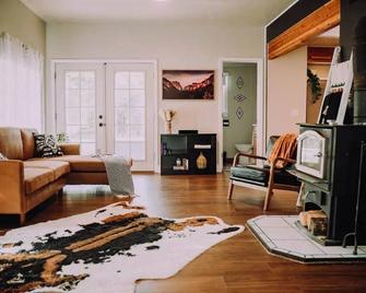 Newly renovated historical house. Walking distance to all of downtown! - Salmon