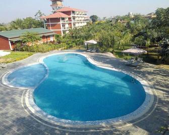 Hotel Jungle Crown - Sauraha - Pool