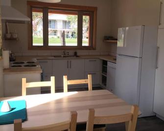 Private mountain view haven in the beautiful West Kootenays - Kaslo - Dining room