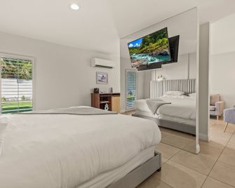 Casa Oliver Hotel & Resort - A Men's Clothing Optional Resort in Palm Springs - Palm Springs