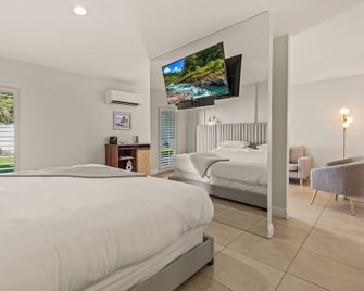 Casa Oliver Hotel & Resort - A Men's Clothing Optional Resort in Palm Springs - Palm Springs