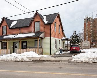 Near Batawa Ski Hill Cozy Modern Riverview Home W/ 5 Beds + Crib + Fast Wifi - Quinte West - Building