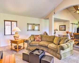 Cozy Pagosa Springs Townhome with Patio! - Pagosa Springs - Living room