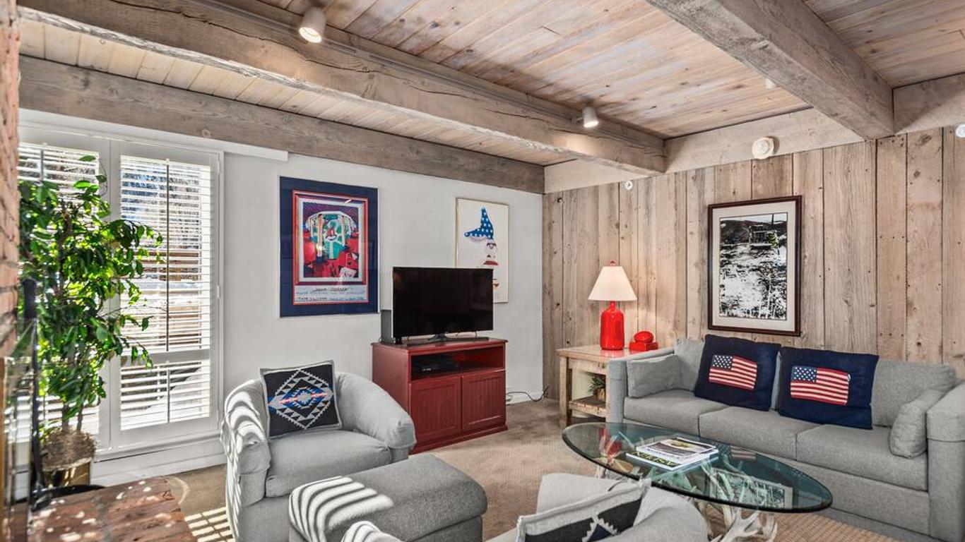 Chateau Eau Claire Unit 1, Stylish Condo Overlooking the River, Walking Distance to Downtown