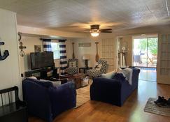 Secluded Spot With High Speed Internet! Enjoy The Beauty Of Barren River Lake! - Scottsville - Living room