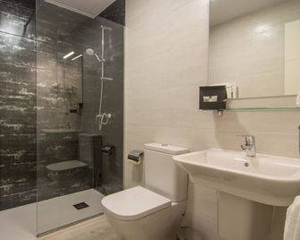 Hotel Los Cigarrales - Toledo - Bathroom