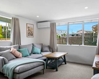 Central Taupo Pet Friendly Retreat With Heat Pumps and Garden - Taupo - Sala de estar