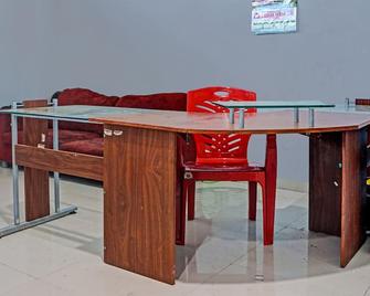 Hotel O Pondok Almirah - Mamuju - Front desk