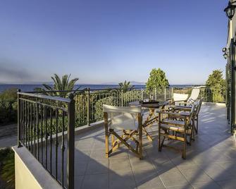 Marfaia - Villa By The Sea - Vagia - Balcón