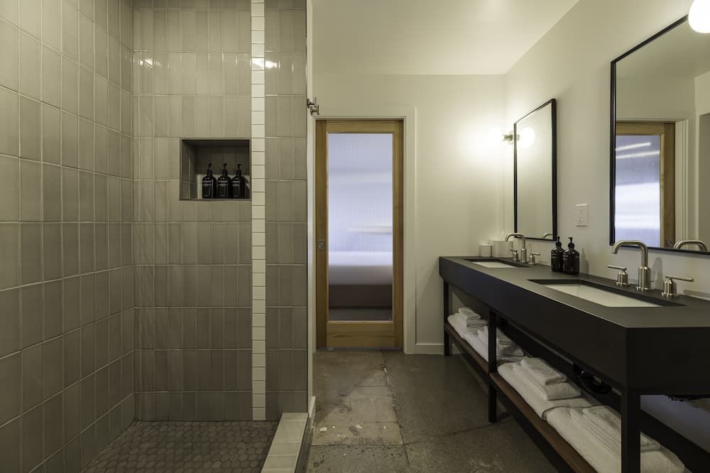 Bathroom view of Best Bet Motor Lodge