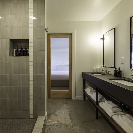 Bathroom view of Best Bet Motor Lodge