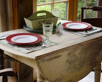 Charming Vintage Cabin on Beautiful Walloon Lake - Petoskey - Dining room