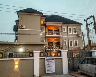 Remarkable 2-Bed Apartment in Asaba - Asaba - Edificio