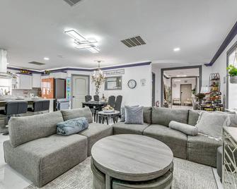 Waterfront Slidell Home with Patio 3 Mi to Beach! - Slidell - Oturma odası