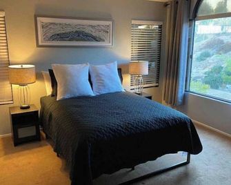 Spacious home. BBQ grill, firepit & pool table - Corona - Bedroom