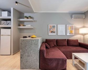 Warmth & Charm Island Style Apt - Kos - Wohnzimmer