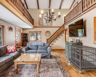 The Chalet Getaway - Montgomery - Living room