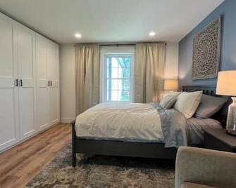 Near the beaches and the DE TURF, a newly built, secluded home with a water view - Lincoln - Bedroom