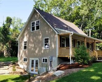 Beautiful Summer Vacation House Close to Lake, In the Heart of Downtown - Coventry - Building