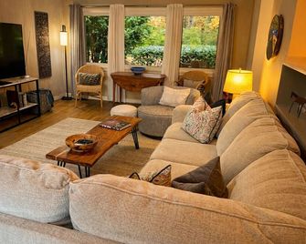 The Woods - Private Hot Tub Retreat, Fenced Yard, 2 Min to Berea & Pinnacles - Berea - Huiskamer