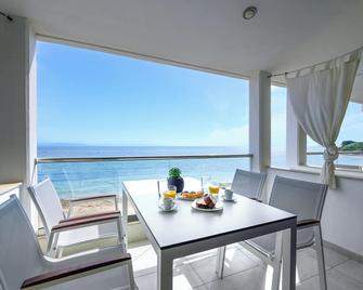 Elpiniki Luxury Apartments - Nea Poteidaia - Balcón