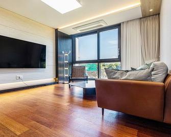 Vrbo Property - Cheju - Salon