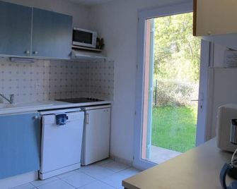 Bel appartement T2 proche mer et commerces - Bagnols-en-Forêt - Kitchen